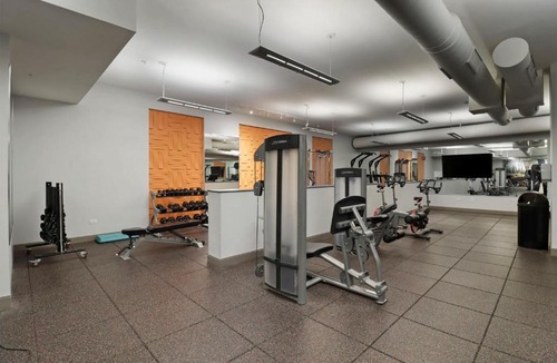 Elmhurst Apartment | Luxury DT Elmhurst - Pool, Gym, Parking, King Bed