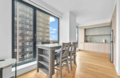 Greenpoint Apartment | Luxury High Rise with Stunning Manhattan Views