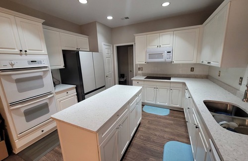 Woodstock House | Luxury Home 12 Overnight Guests, Wi-Fi for Online Worker, Theme Gold & Diamonds
