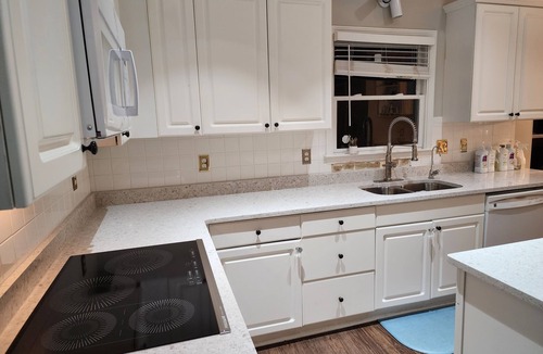Woodstock House | Luxury Home 12 Overnight Guests, Wi-Fi for Online Worker, Theme Gold & Diamonds