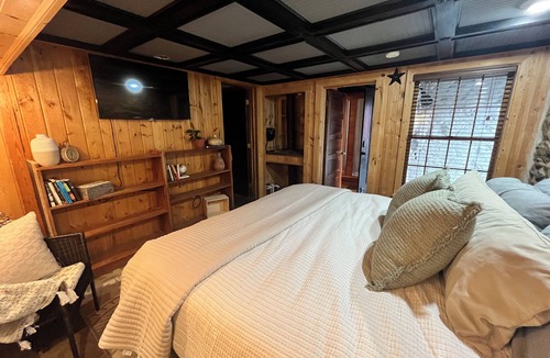 Blue Ridge Bed & Breakfast | Luxury King Suite w/Private Entrance & Slate Walk-In Shower