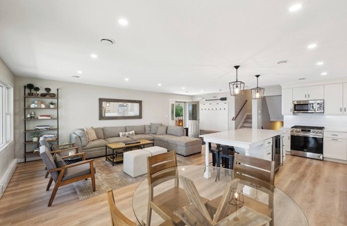 Round Lake House | Luxury Lake Home near Great Lakes Naval Station