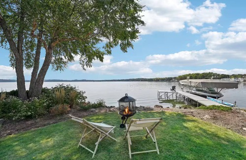Middleton House | Luxury Lakeside Oasis