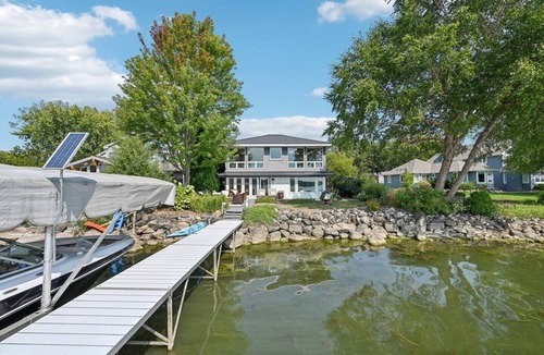 Middleton House | Luxury Lakeside Oasis