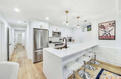 Park West Apartment | Luxury Lincoln Park Gem with Gourmet Kitchen & City Views