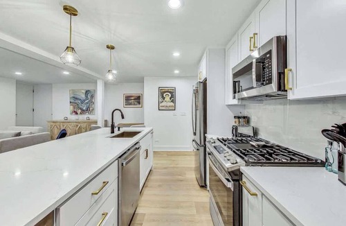 Park West Apartment | Luxury Lincoln Park Gem with Gourmet Kitchen & City Views