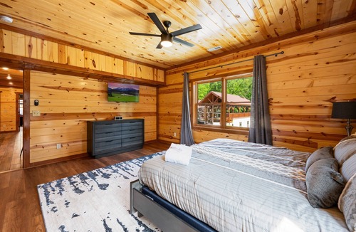 Caton Cabin | Luxury Lodge~Sleeps 22~Heated Pool~2 Hot Tubs~Game Room