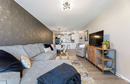 Midtown Crossing Condo | Luxury Mid-century Condo, Cozy & Fully Remodeled. Stocked with Many Extras!