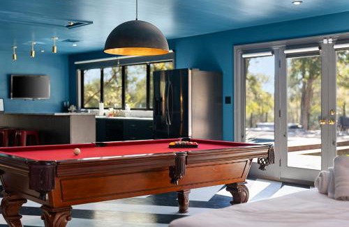 Manor House | Luxury Retreat Hot Tub Fire Pit Pool GameRoom