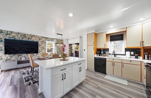 Cape Saint Claire House | Luxury Retreat with Firepit + Basement Bar + Putting Green, Downtown 10 Min