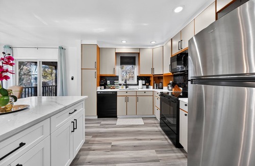 Cape Saint Claire House | Luxury Retreat with Firepit + Basement Bar + Putting Green, Downtown 10 Min