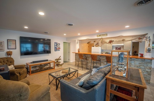 Sunnyland House | Luxury River Retreat, Private Spacious Home with stunning Sunset Views.