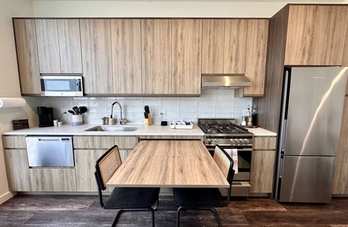 Pulaski Park Apartment | Luxury River West High-Rise N3 Gym+Rooftop+Skyline