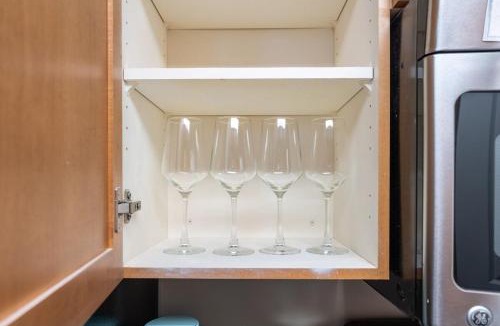Aurora Highlands Apartment | Luxury Stay-Free Parking-Amazon HQ-Nearby DC-Wifi-Pool-Gym