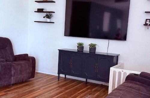 Suffolk Apartment | Luxury Suffolk Retreat King Bed Pet Friendly