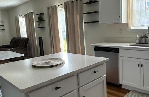 Suffolk Apartment | Luxury Suffolk Retreat King Bed Pet Friendly