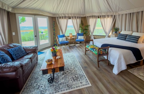 Oatmeal Cabin | Luxury Suite 3-Safari Tent-Outdoor Whirlpool Tub