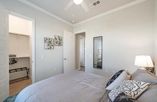 McNeil Apartment | Luxury Townhomes - Evonify Stays
