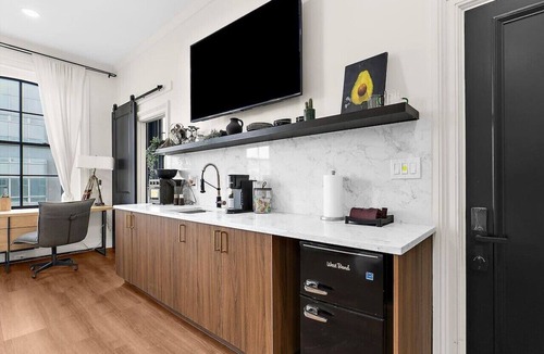 Old Goucher Apartment | Luxury Two Queen Suite - Haven at The Marle Boutique Hotel Near JHU & DT