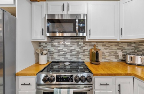 Jefferson House | Luxury White Mountain Home: Under 5 mins from Santa's Village, Golfing, Hiking