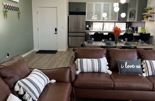 North Central Omaha House | LuXury ZeN ZoNE (No Cleaning fee, King size bed).