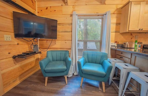 Lookout Valley Neighborhood Association Cabin | Lynda Nature Nested Tiny Cabin with Hot Tub