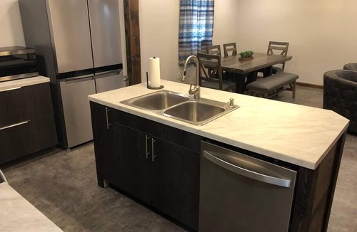 Sioux Falls House | Lyndale - Industrial Retreat Close to the Denny