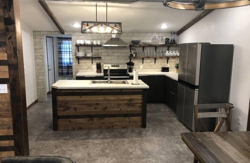 Sioux Falls House | Lyndale - Industrial Retreat Close to the Denny