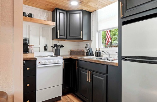 Park Hill House | M at the bungalow - Lake Access * Fire Pit * Hot Tub * Large Private Deck * Private Dog Park