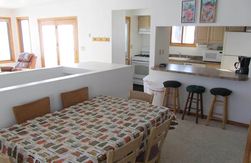 Stoughton Cottage | Madison 3 BR Cottage on 3000 acre Lake Kegonsa. Kayaks & Pontoon