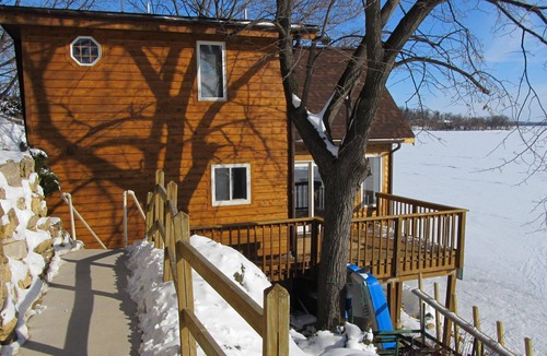 Stoughton Cottage | Madison 3 BR Cottage on 3000 acre Lake Kegonsa. Kayaks & Pontoon