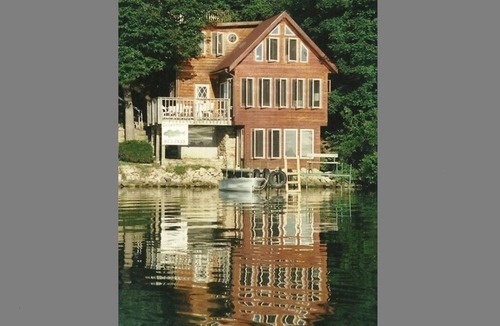 Stoughton Cottage | Madison 3 BR Cottage on 3000 acre Lake Kegonsa. Kayaks & Pontoon
