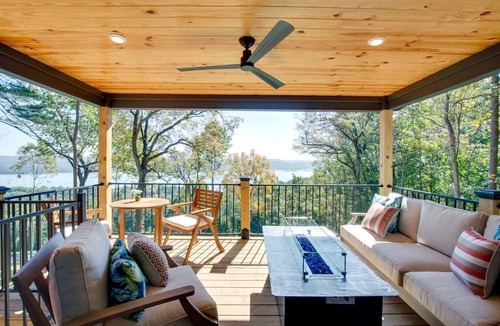 Groveoak Cabin | Magical Family Cabin with Breathtaking Beauty and Modern Interior in Alabama