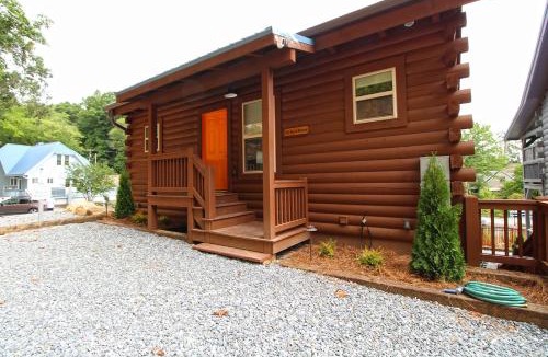 Bryson City Villa | Magical Memories Brand New Veranda Level Cabin Overlooking Pond in Heart of Bryson City