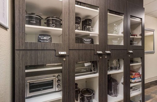 Waukegan Apartment | Make Your Trip More Enjoyable! Kitchen, Pets Allowed, Private Parking