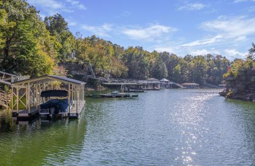 Arley House | Maple Branch - Private Putting Green Overlooking The Lake!