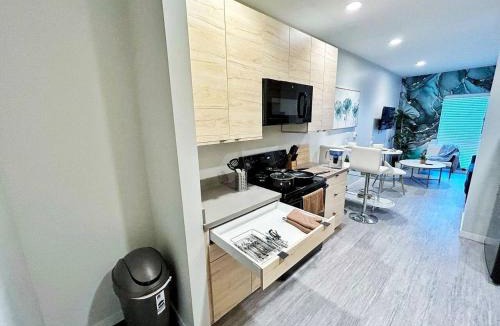 Downtown Des Moines Apartment | Marbled Shores Hideaway (239)