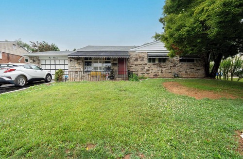 Aston House | Marvelous 4-bedroom house with AC in Village Green