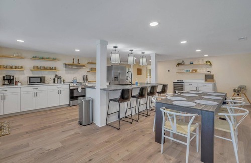 Manning House | Marvelous Manning: 4-Bdr + Studio + Gameroom
