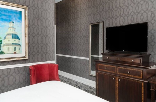 Historic District Hotel | Maryland Inn Queen at Historic Inns of Annapolis | Pets are Allowed