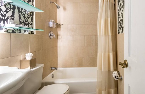 Historic District Hotel | Maryland Inn Queen at Historic Inns of Annapolis | Pets are Allowed