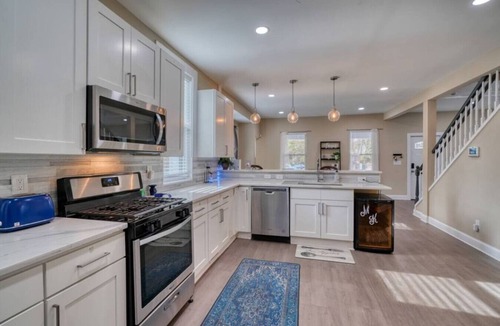 Baltimore House | Massive 5 bedroom with a gameroom!