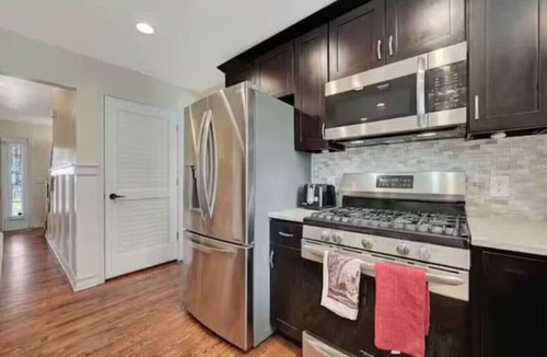 Lincoln House | Massive 6 bedroom in a great area!