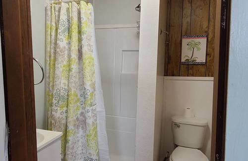 White Lake Cottage | Max's Retreat, Lakefront Charming 3-bedroom cottage in peaceful White Lake