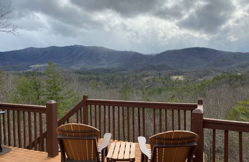 Townsend Cabin | McDaniel's Misty Blue ~ Cozy & Quaint Cabin w/Exceptional Smoky Mountain Views
