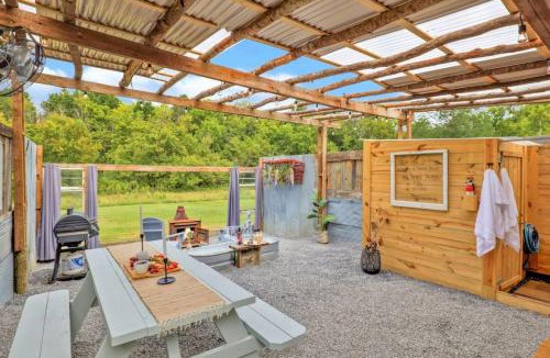 Newport Apartment | Meadow View Romantic Nature Stay w Barn, Outdoor Tub and Sauna