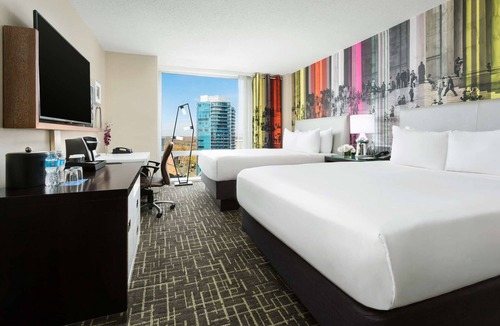 Rosslyn Hotel | Metro Steps Away | Restaurant + Valet Parking
