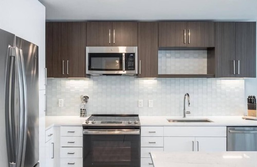 Woodmont Triangle Apartment | Metro to DC |Rooftop Access & Wifi | Downtown Bethesda | by GLS