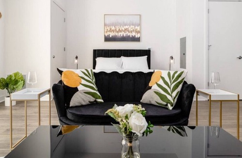 Morton Grove Apartment | MG - Cozy Studio, Fast Wi-Fi, WFH Equipped.