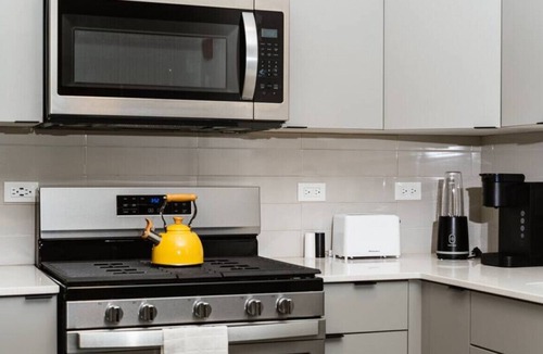 Morton Grove Apartment | MG - Cozy Studio, Fast Wi-Fi, WFH Equipped.